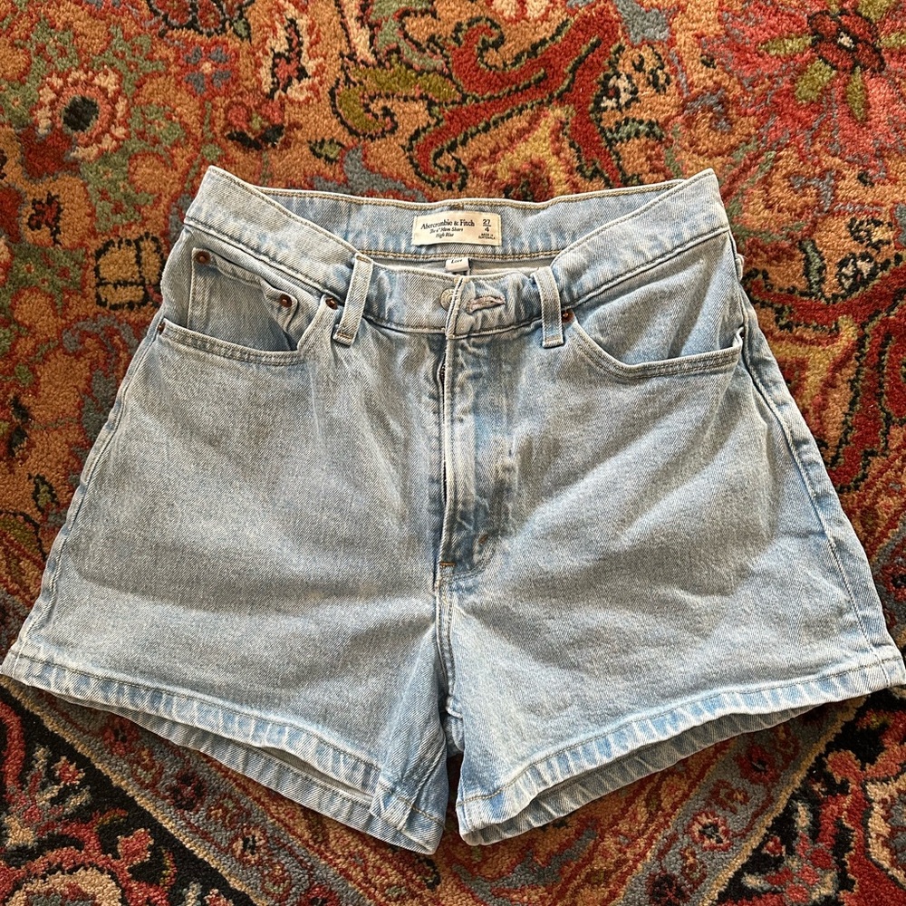 Abercrombie Curve Love High Rise 4” Mom Shorts